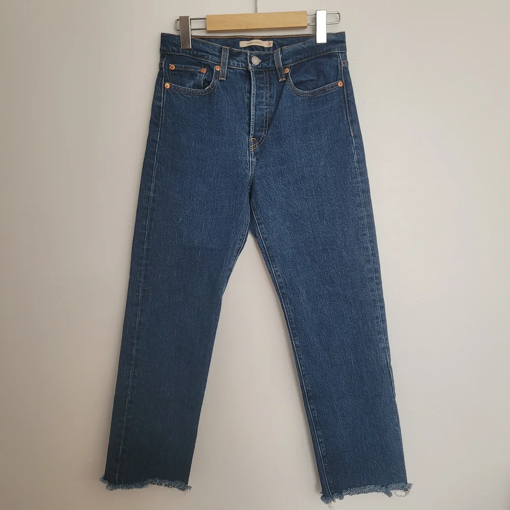 Levi's Wedgie Straight Medium Wash Denim Jeans Size W 26 L26 Women Frayed Hem - Picture 2 of 11
